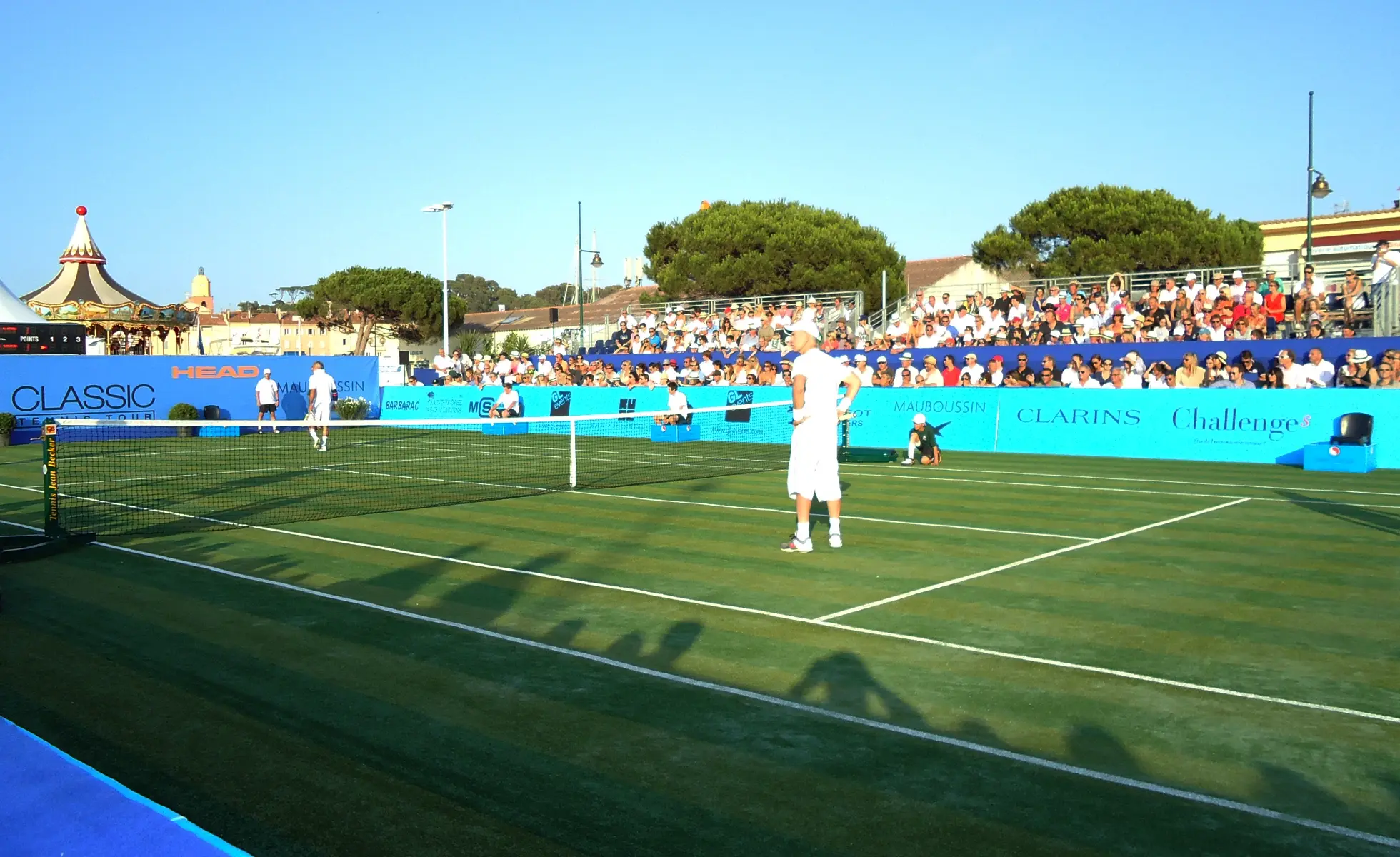 Partita di tennis a Saint-Tropez su un campo di erba sintetica.