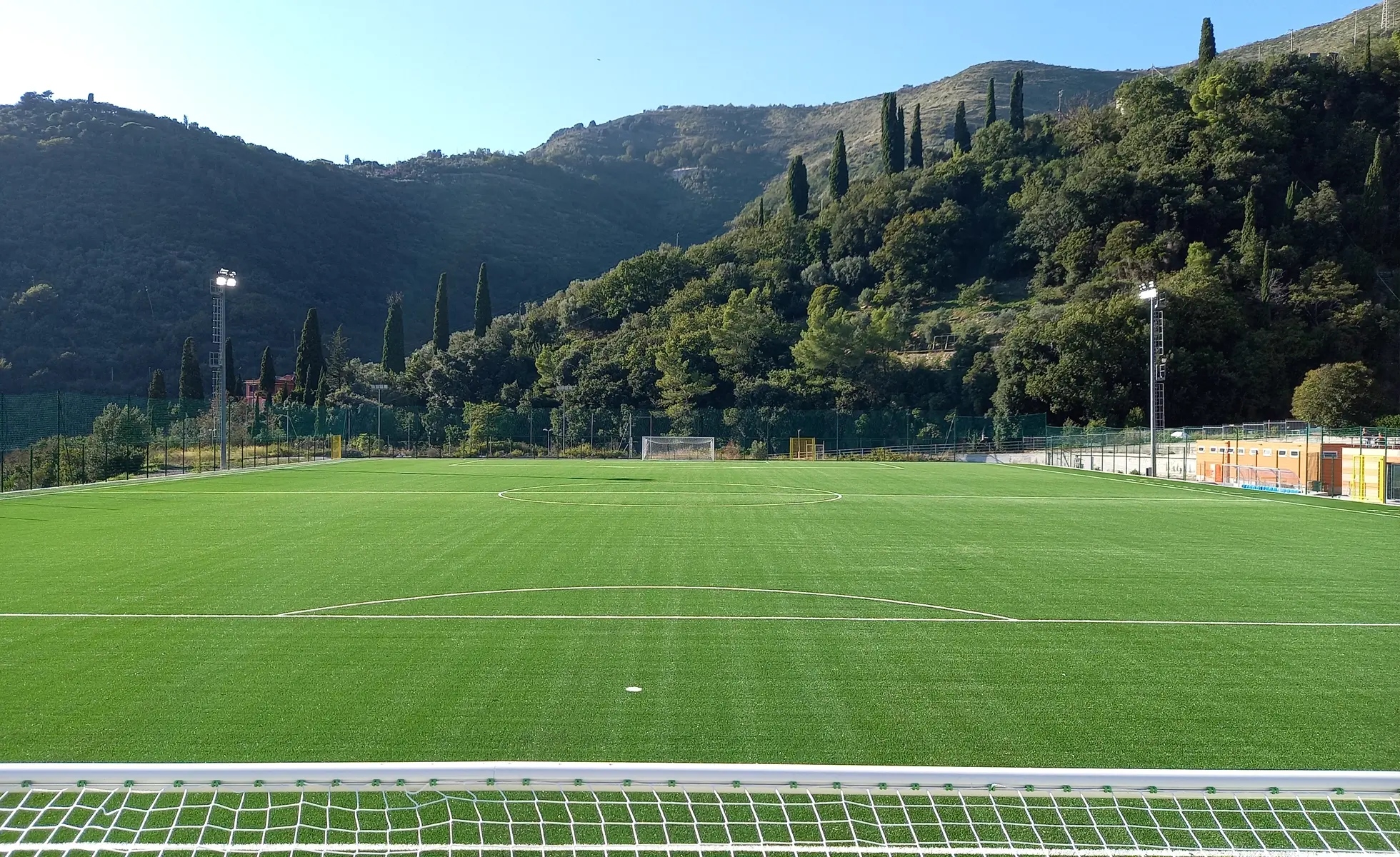 Campo da calcio del Sampdoria con installazione di erba sintetica.