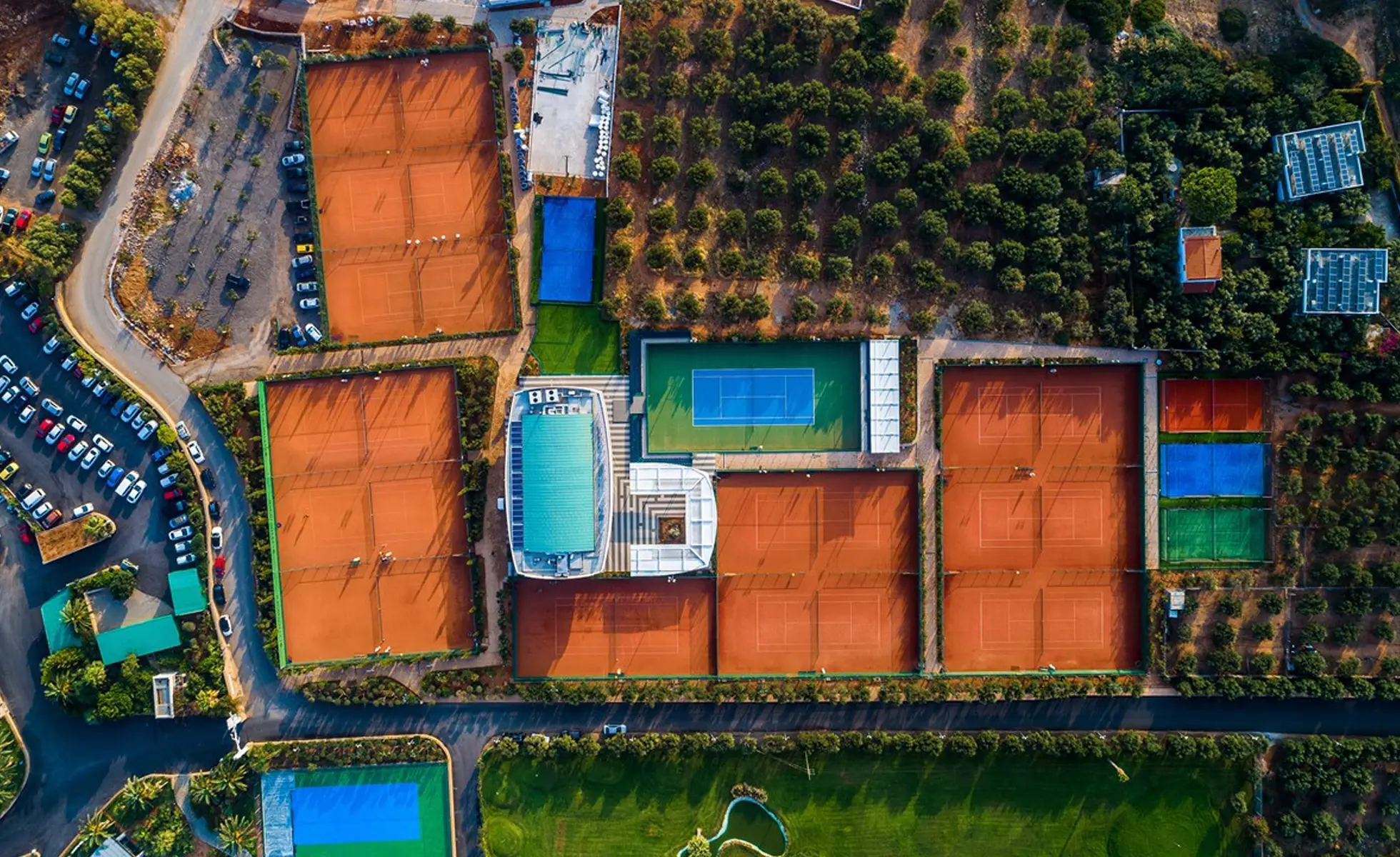 Centro sportivo di Lytthos in Grecia con erba sintetica di varie colorazioni.