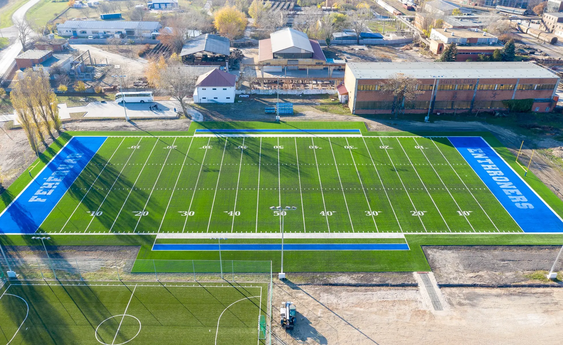 Campo di football visto dall'alto con erba sintetica.