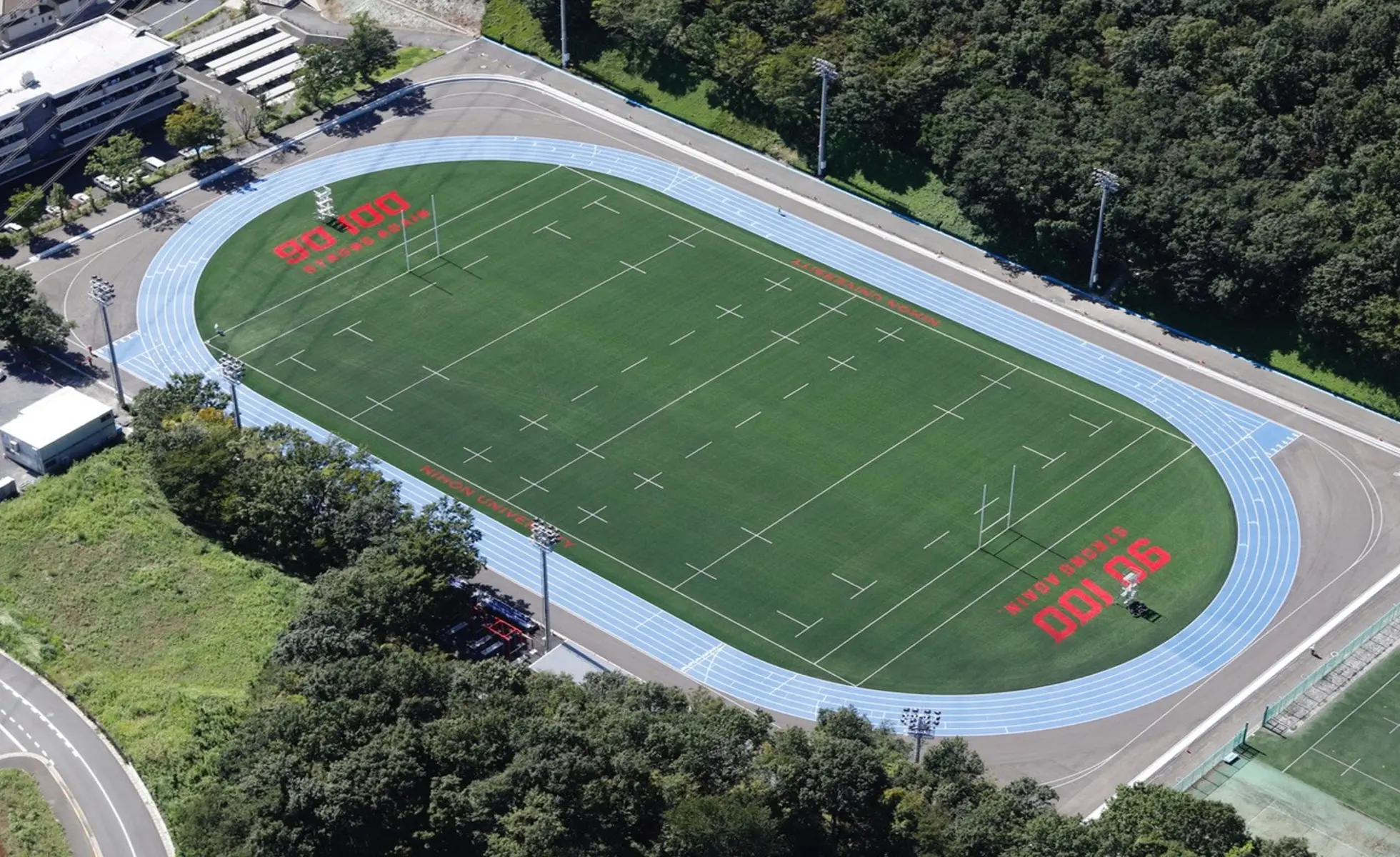 Campo situato nel centro sportivo dell'università di Nihon, in Giappone, con erba sintetica.