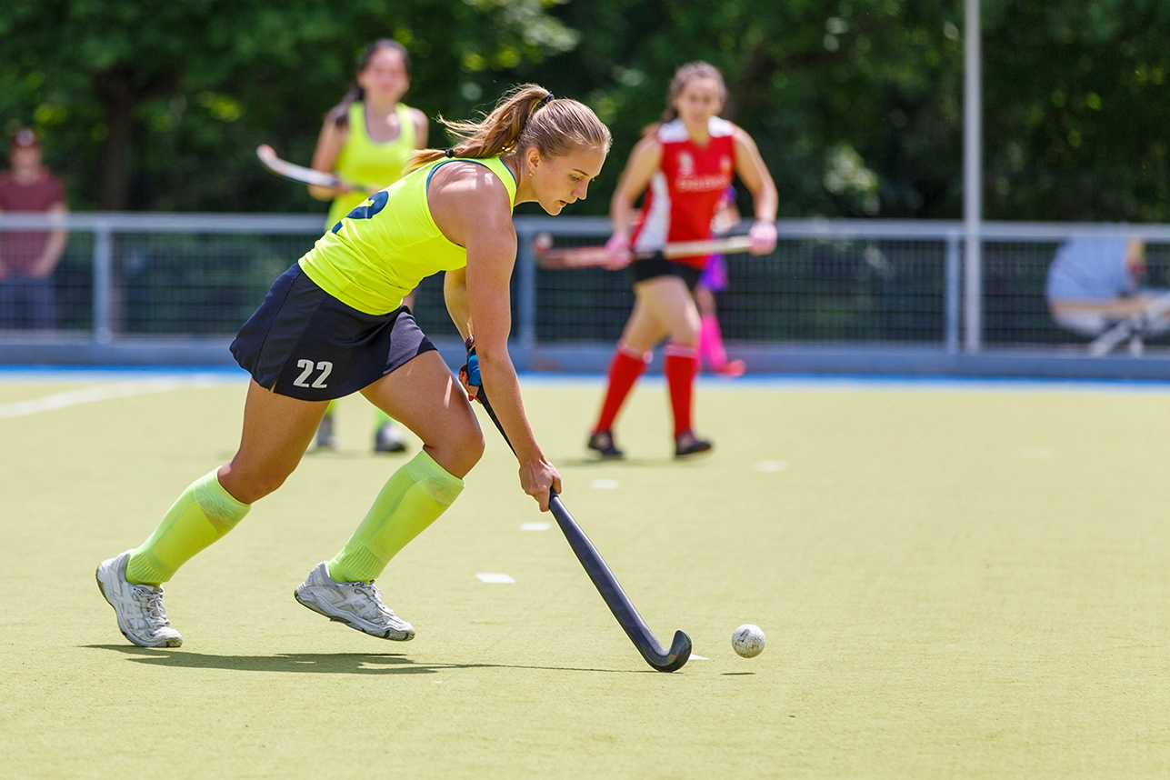 Giocatrici di hockey durante un allenamento in un campo con erba sintetica