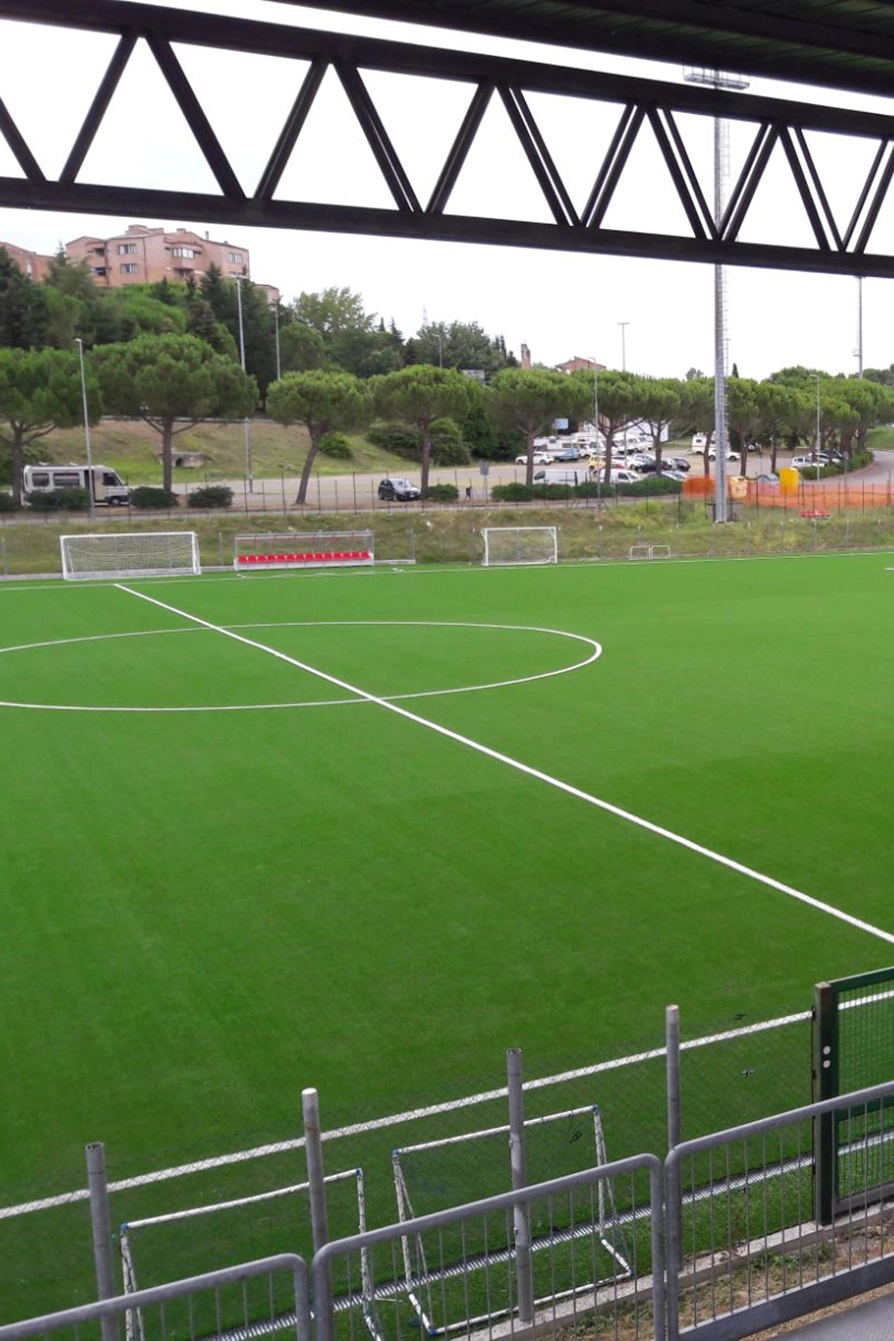 Campo da calcio con erba sintetica verde vista dagli spalti