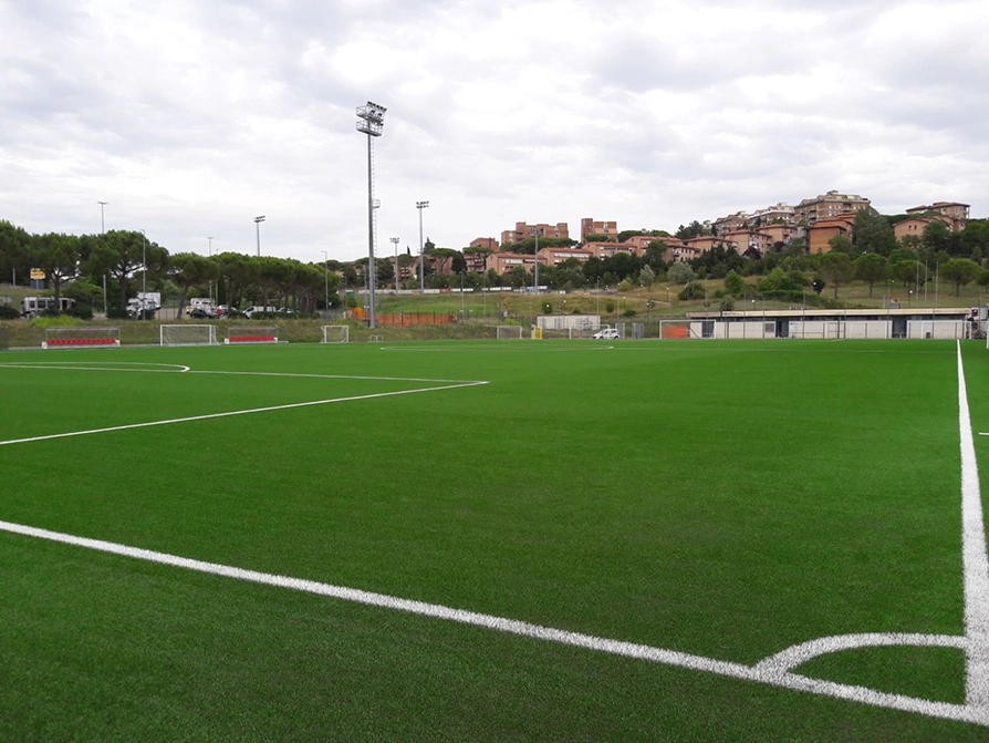 Campo da calcio con erba sintetica verde