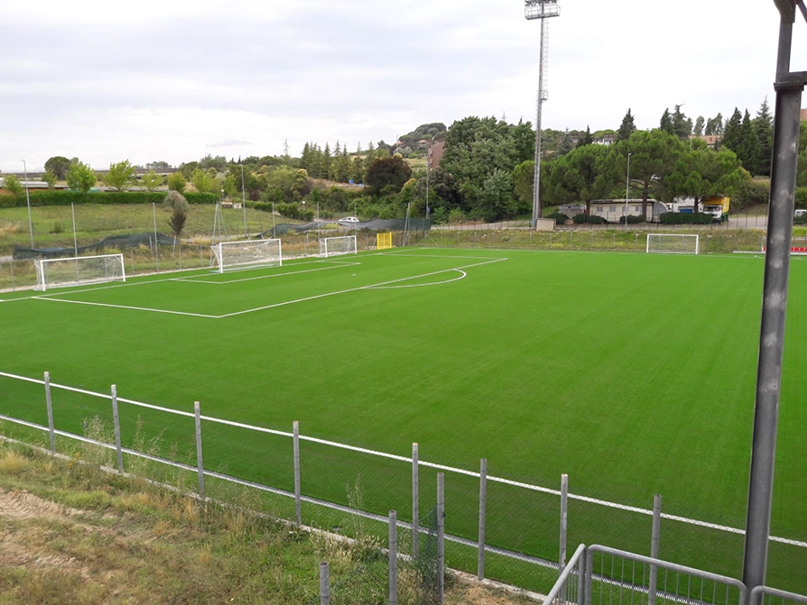 Campo da calcio con erba sintetica a Siena