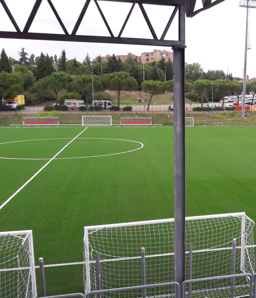 Centro sportivo con campo da calcio e reti, con applicazione di erba sintetica