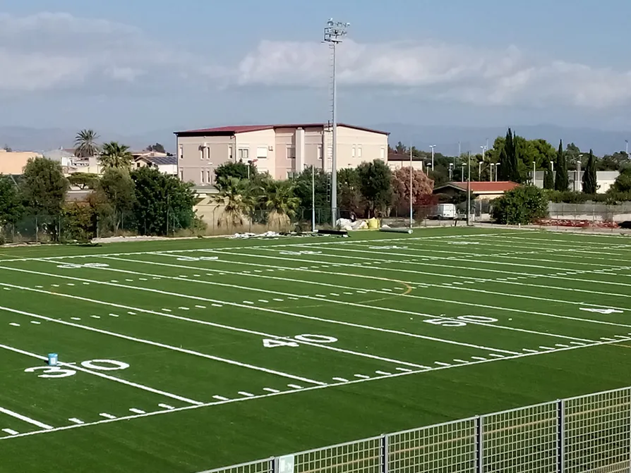 Campo di football americano con erba sintetica.