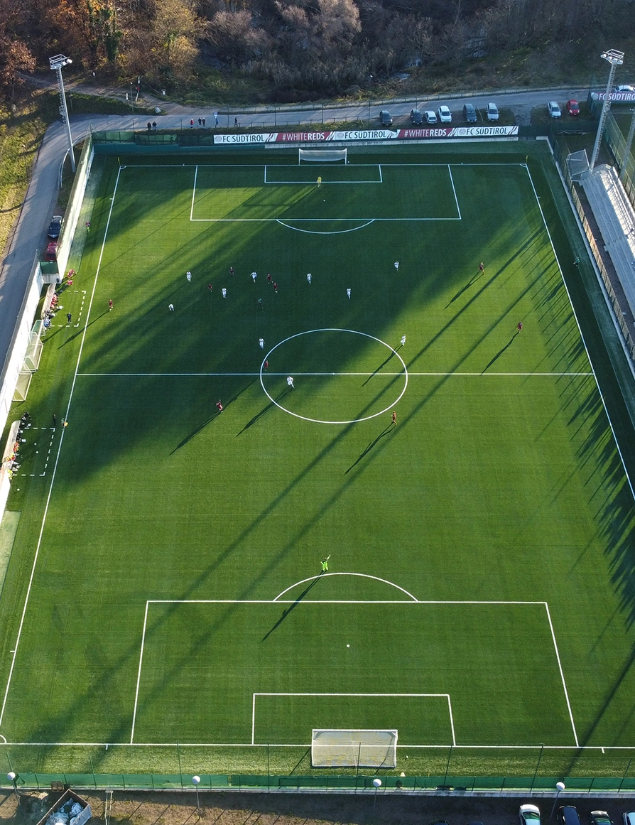 Campo da calcio di FC Sudtirol in erba sintetica verde durante un allenamento