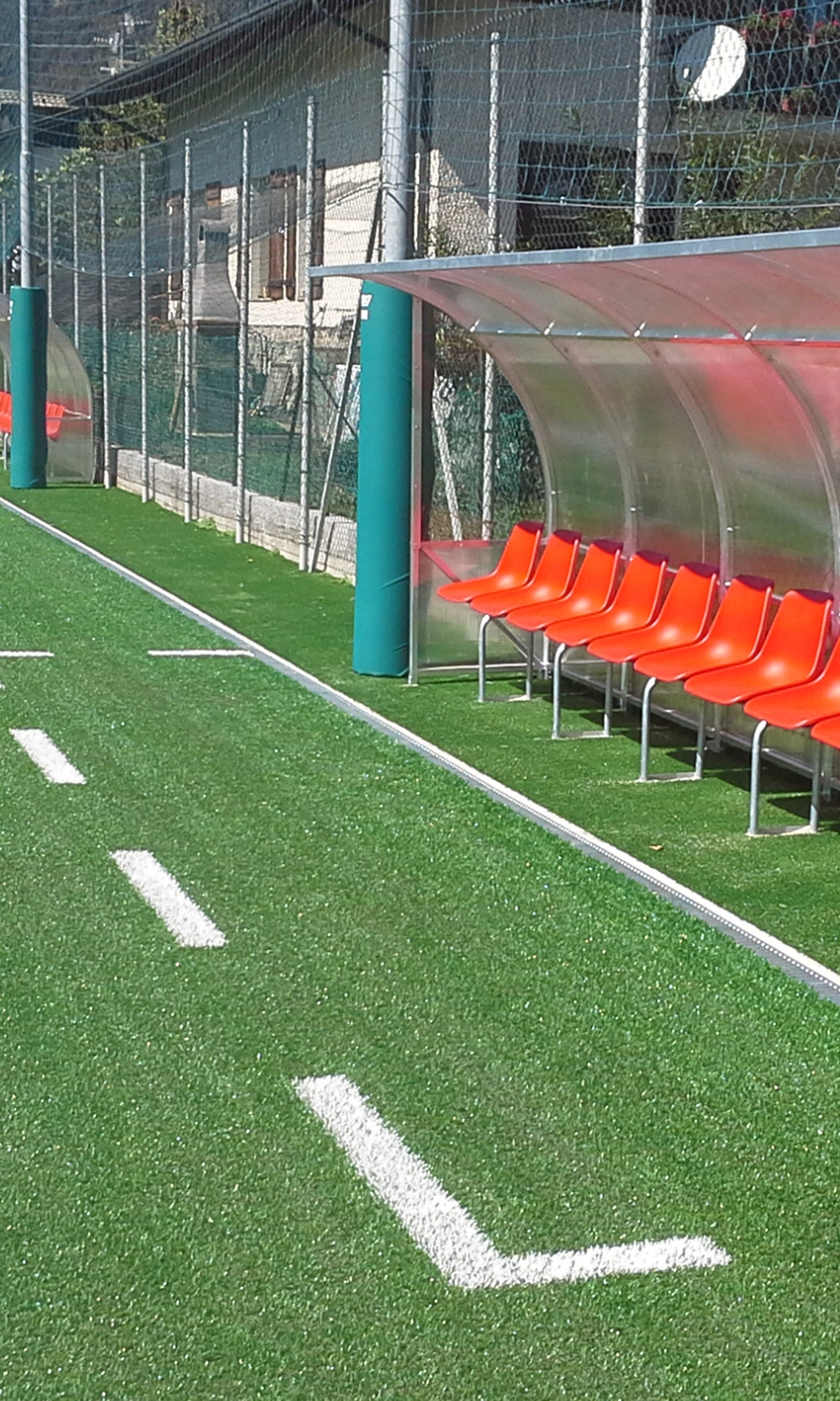 Erba sintetica installata in un campo da calcio. 