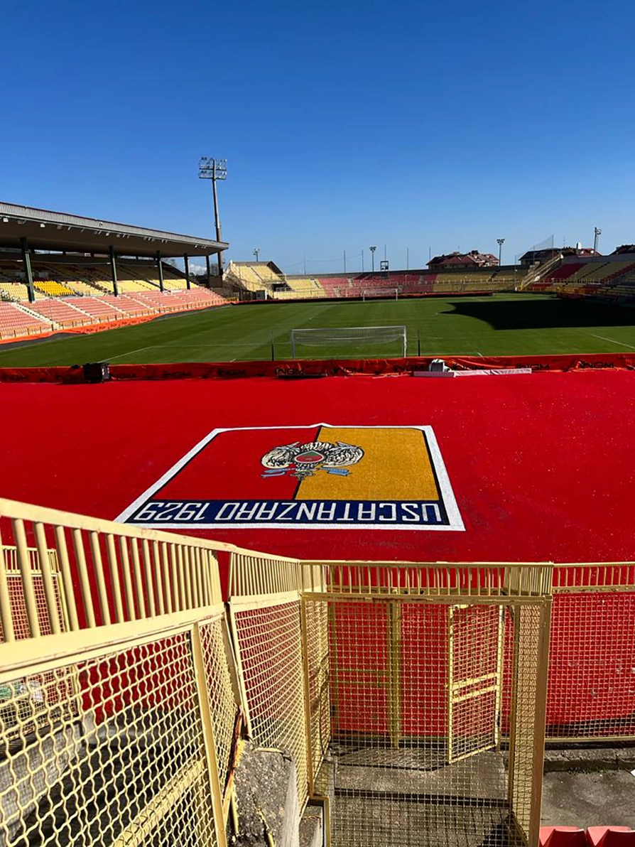 Campo da calcio dell'US Catanzaro e il rispettivo logo fatto di erba sintetica