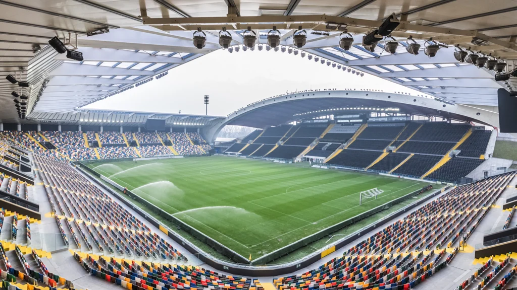 Stadio dell'Udinese Calcio con erba sintetica