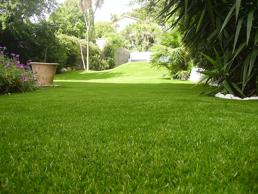 Manto di erba sintetica verde in un giardino di una villa privata in Francia