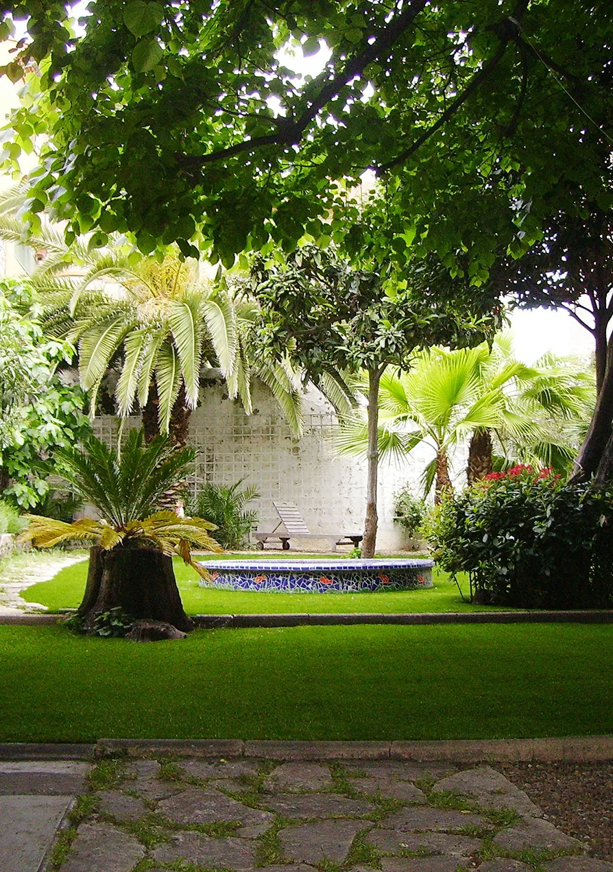 Giardino di una villa privata a Roujan con erba sintetica