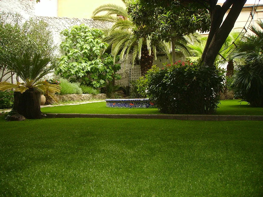 Villa privata in Francia con giardino di erba sintetica