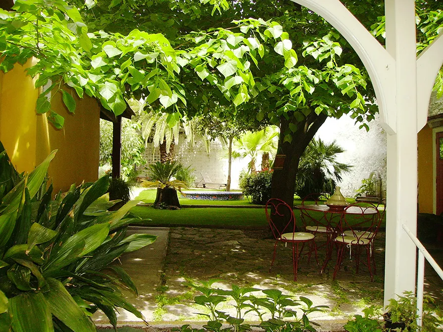 Villa privata con giardino di erba sintetica nella zona conviviale