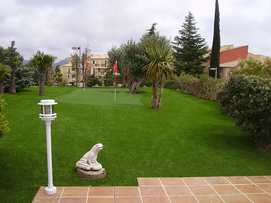 Giardino di una villa privata con installazione di erba sintetica. 