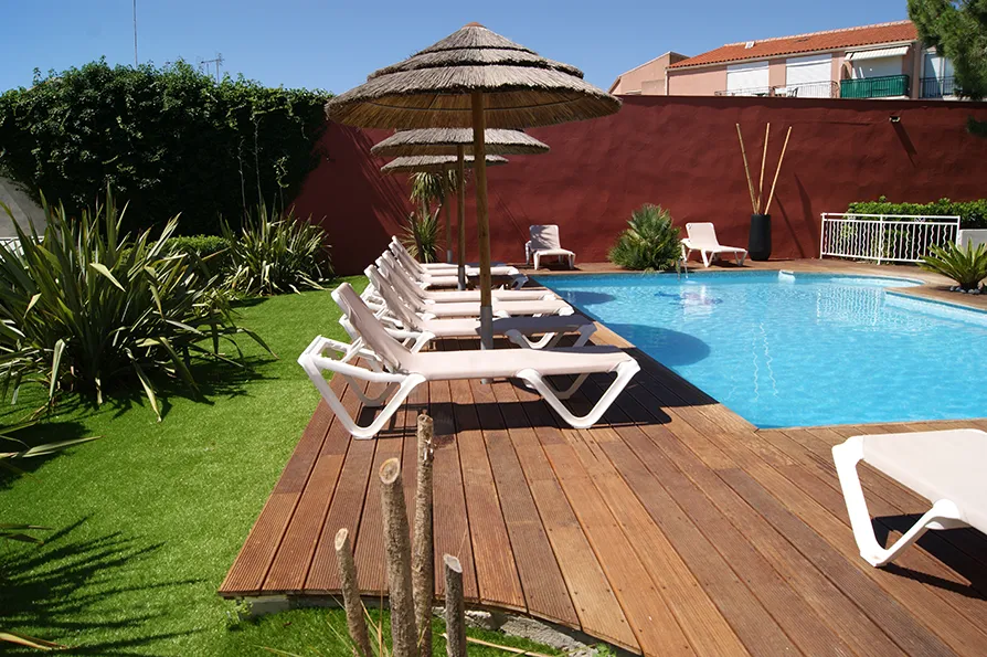 Bordo piscina di una villa privata in Francia con erba sintetica