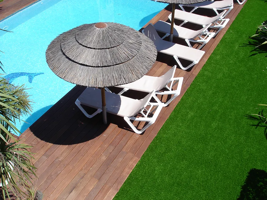 Erba sintetica in un giardino di una villa privata a bordo piscina