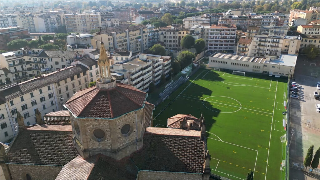 Veduta aerea di un campo da calcio in erba sintetica con tracciature bianche