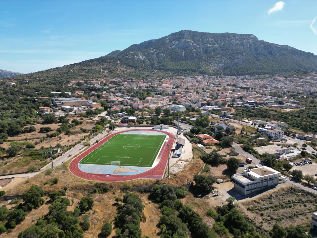 Campo da calcio in erba sintetica visto dall’alto con linee di gioco ben definite